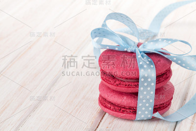 蓝色丝带的红色马卡龙