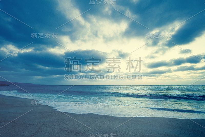 海面上的日落。大西洋的夜晚。挤,葡萄牙,欧洲