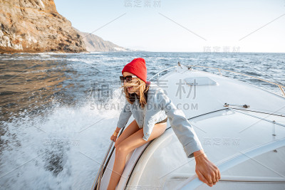 在岩石海岸附近航行的女人