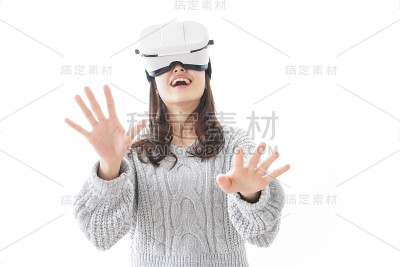 女人经历虚拟现实