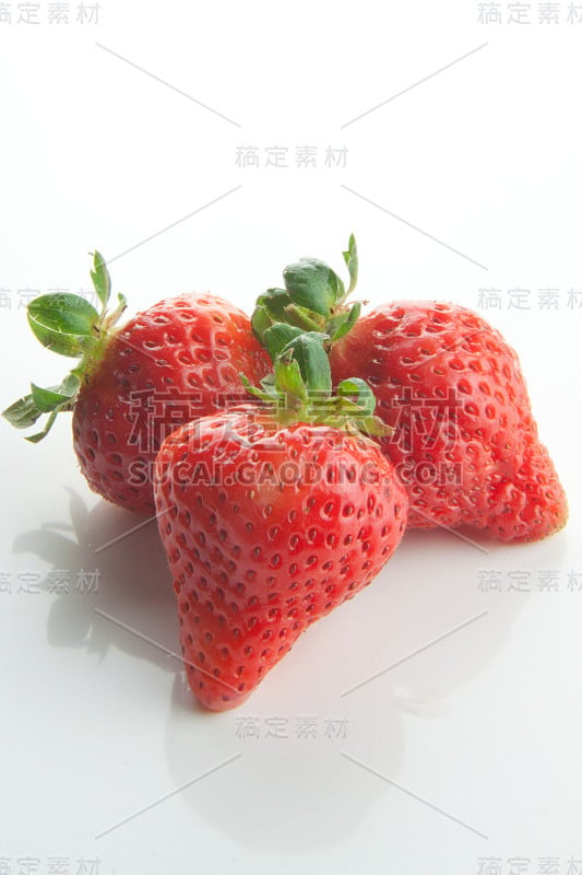 Strawberries_with_white_background