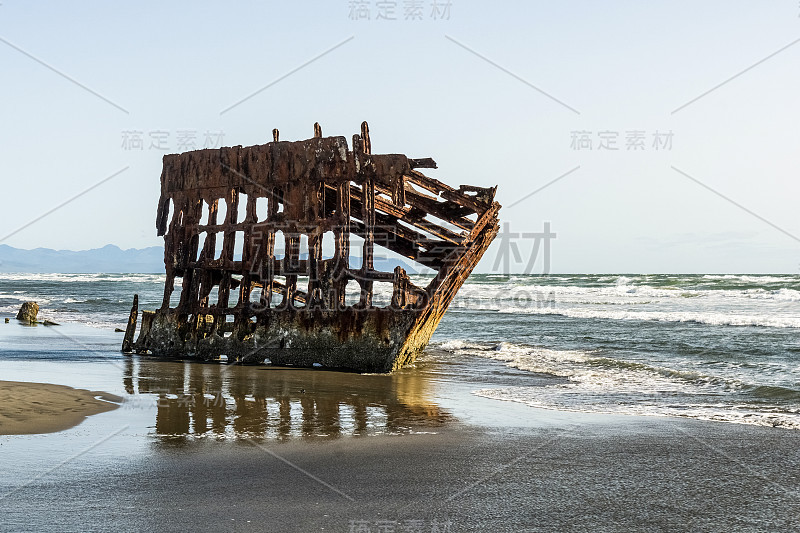 下午晚些时候，美国俄勒冈州阿斯托里亚太平洋海岸，史蒂文斯堡州立公园，克拉特索普。