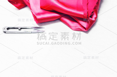 白色桌上的缎子