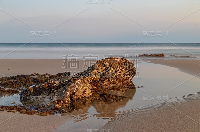 日落时分的阿波罗湾海岸线