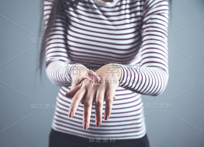 女人疼手