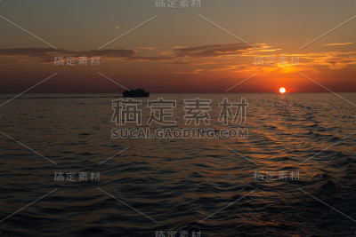 日落时从西西里渡河。