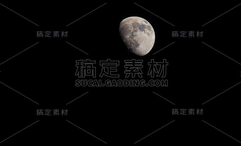 黑色天空中满月的特写