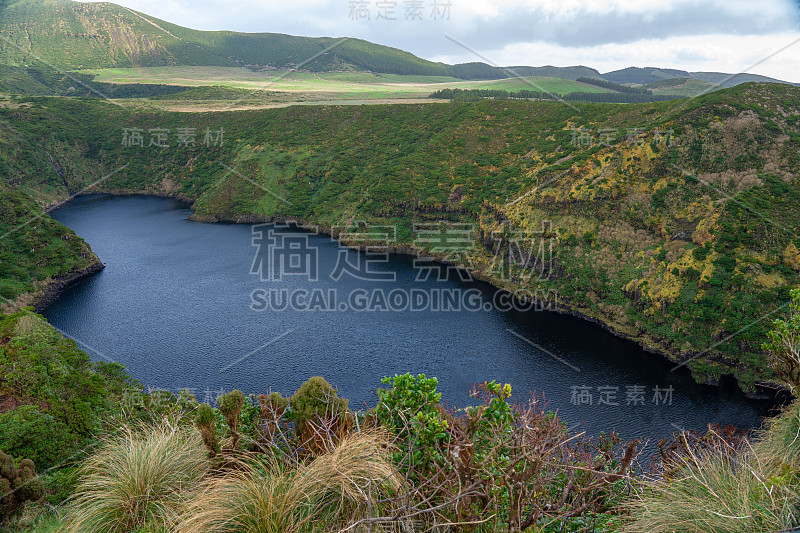 弗洛雷斯岛上的长火山口