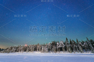 瑞典，拉普兰，满天繁星的夜空，白雪皑皑的森林和结冰的湖泊