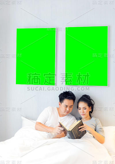 一对夫妇在床上看书