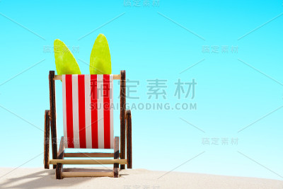 复活节兔子在海滩上休息