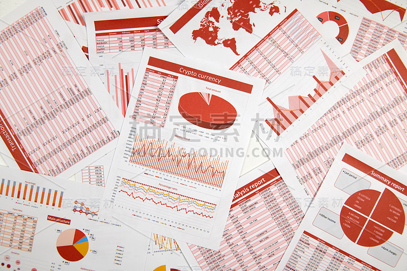 业务报告，数据表和图表-直接在办公室桌子工作区视图之上。