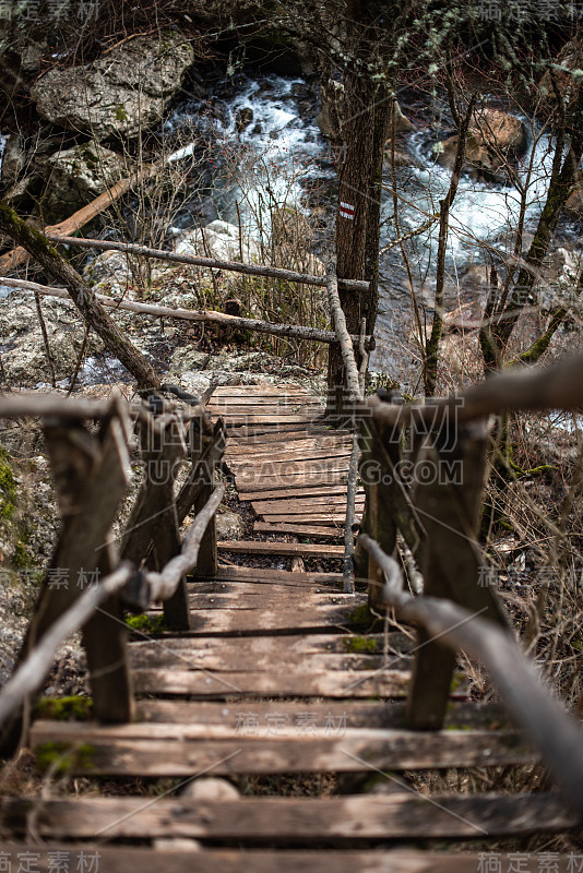 弯弯曲曲的河上木桥打破了自然的对称性探索旅行复制空间