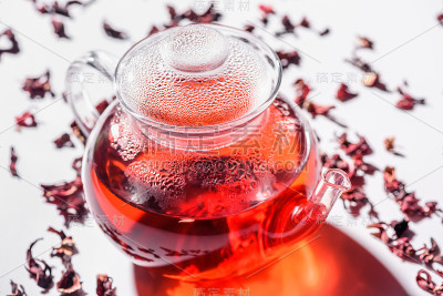 透明玻璃茶壶与木槿茶和散茶