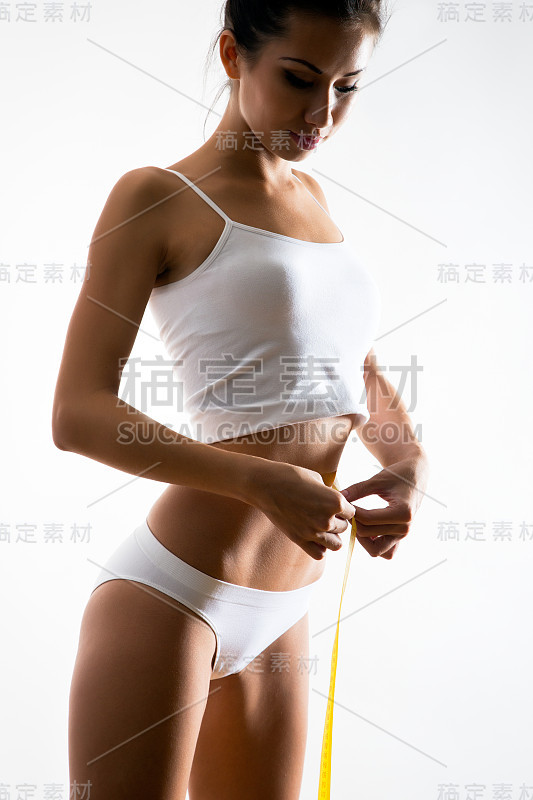 美丽的运动女人的身体