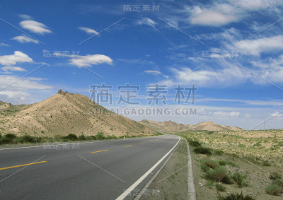 高速公路在沙漠