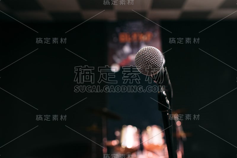 音乐演播室里的麦克风，黑色背景