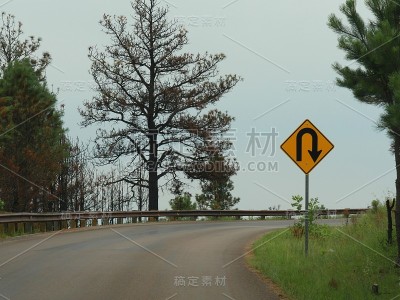 南达科塔州卡斯特国家公园危险弯道上的路边标志。
