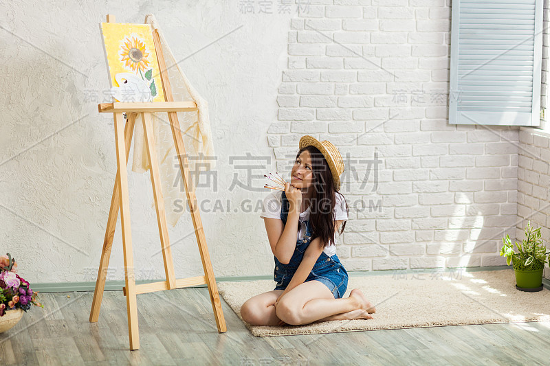 华丽的女人肖像画家在家绘画