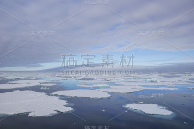 斯瓦尔巴群岛附近的北极浮冰令人惊叹的景色