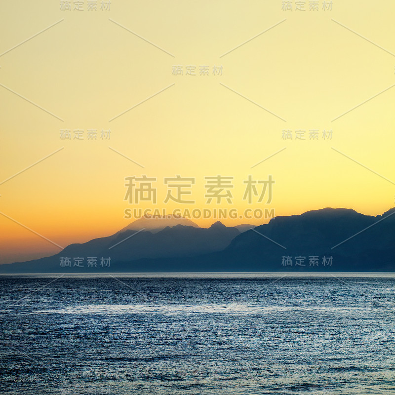 高山之上，夕阳下的天空