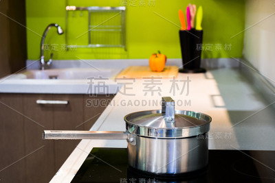 绿色现代厨房和不锈钢锅感应选举