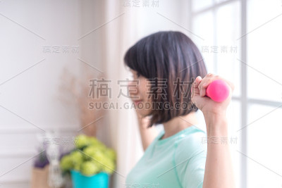 美丽的亚洲女孩，适合运动员在家锻炼和训练