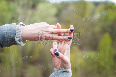温柔女孩苍白的双手做了一个标签手势。