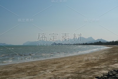 海浪拍打着棕色的沙滩