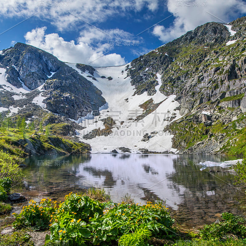 风景如画的山中湖，泉水在山中