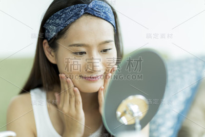 年轻女子护理皮肤