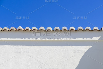 瓷砖上的白色façade