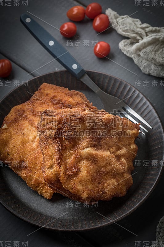 两块炸鳕鱼片。