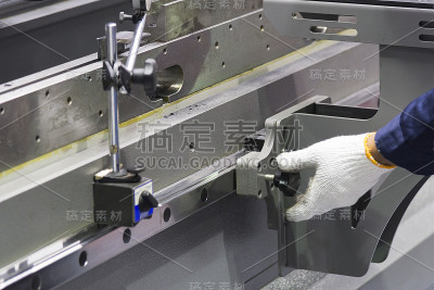 技师操作使用液压折弯机。