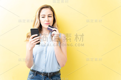 女人用手机网购
