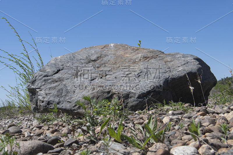 大石头在多石地上的一块大石头