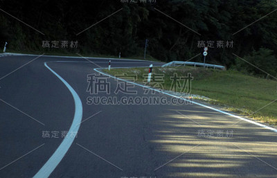 山路上有个发夹式弯道