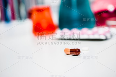 药片和试管在实验室。药物发现，药理学和生物技术概念。具有科学和医学研究背景和复制空间。