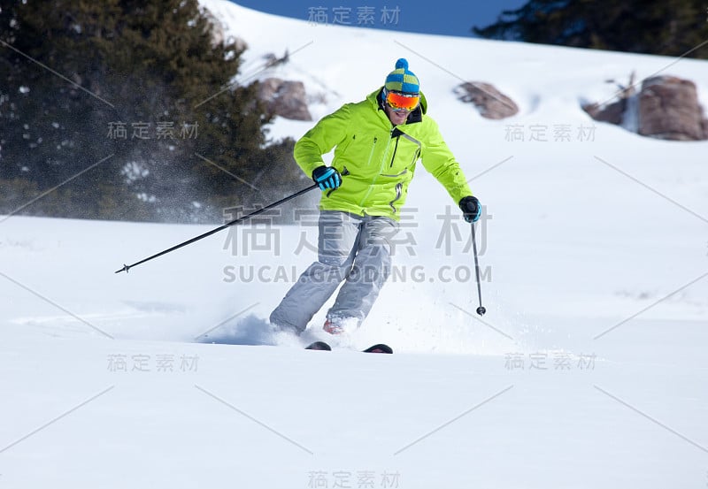 年轻男子滑雪轻粉，科罗拉多州，美国