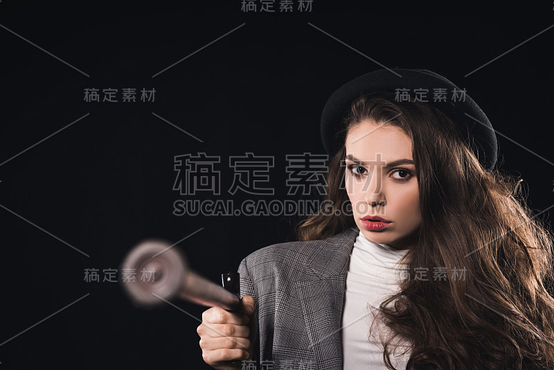 拄着拐杖的女人看着孤立在黑色的照相机