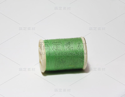 线卷上的绿线在白色的背景上。