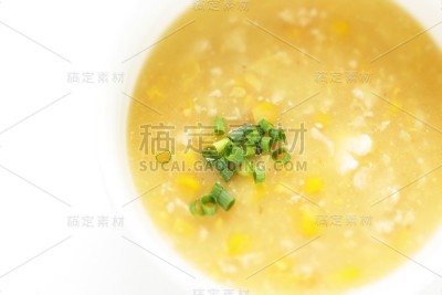 中餐，玉米汤在白色的背景和复制空间