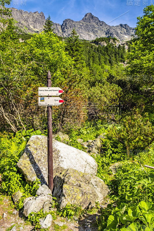 在波兰塔特拉山脉，下Rysy和Rysy山峰在Czarny Staw pod Rysami之上，Rys