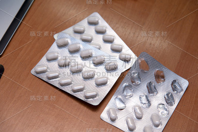 几包药丸放在桌子上