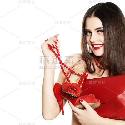 购物狂女孩与红色珠宝，鞋子和手提包孤立