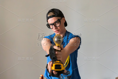 一个手里拿着钻头的女建筑工人