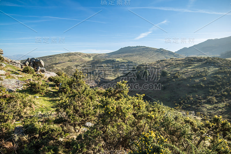 在大西洋海岸的山顶上的岩石景观，美丽的景色，巴斯克国家，法国