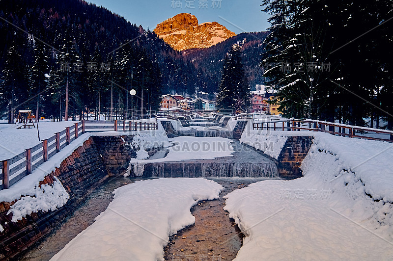 美丽的塞拉隆达全景-欧洲最大的滑雪旋转木马-滑雪在Dolomites(意大利)四个最著名的垭口，意大