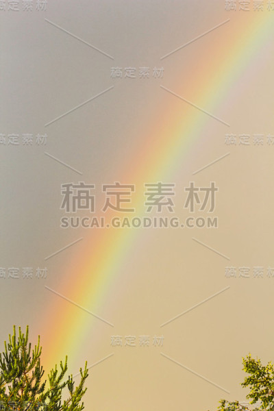 傍晚天空的垂直彩虹