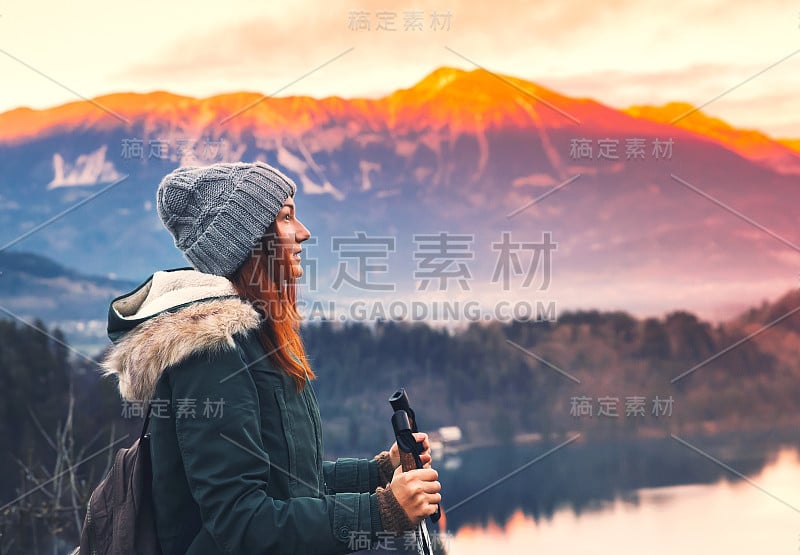 女人看流血湖与岛屿，城堡和阿尔卑斯山的背景。